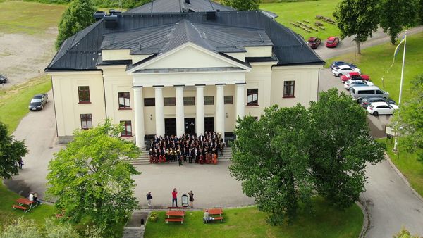 Flygbild över Cassels med BKS på trappan